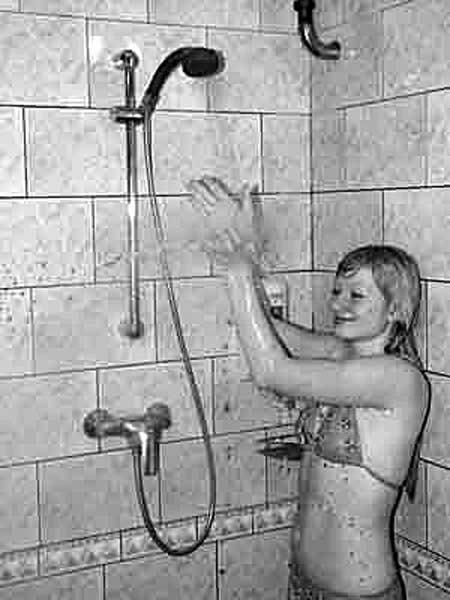 Полная женщина с волосатой пиздой стоит под душем не догадываясь о скрытой камере