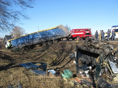 На Полтавщине столкнулись микроавтобус и грузовик: погибли девять человек