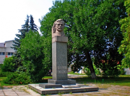 Декоммунизация: в Кременчуге демонтировали памятник Ивану Котлову