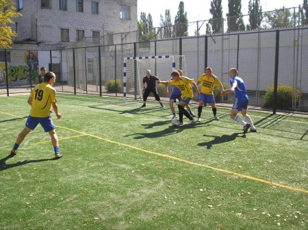 Осужденные воспитательной колонии сыграли в футбол с одногодками