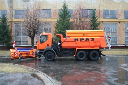 ХК «АвтоКрАЗ» выпустил новый «Дорожник» для уборки снега