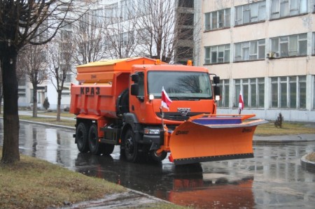 ХК «АвтоКрАЗ» выпустил новый «Дорожник» для уборки снега