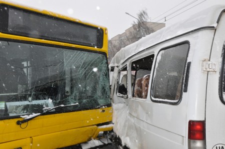 В Полтаве автобус столкнулся с микроавтобусом: есть пострадавшие (ФОТО)