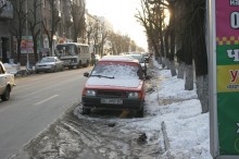 Мэрия просит кременчужан убрать с дорог снежные «памятники» (ФОТО)