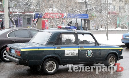 В Кременчуге милицейские машины ездят с включенными маячками для профилактики преступности