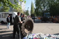В Кременчуге у трактора отвалилось колесо и скатилось на остановку (ФОТО)