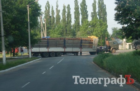 В Кременчуге от грузовика отцепился прицеп и перекрыл дорогу (ФОТО)