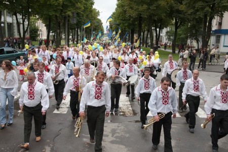 В полтавском параде вышиванок приняли участие более 2 тыс человек