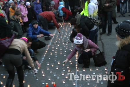 На площади Независимости в Кременчуге зажгли свечи в память о погибших во время Голодомора