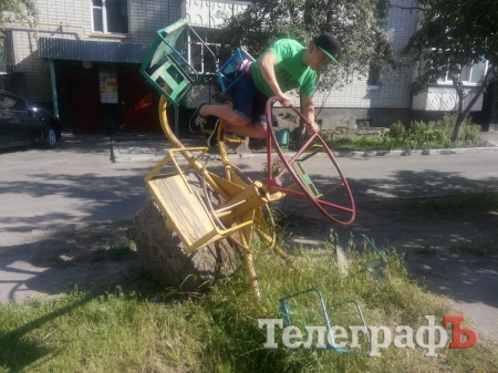 Приколы нашего городка: "луна-парк" в кременчугском дворе