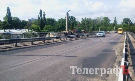 На Крюковском мосту «залатали» больше половины ям