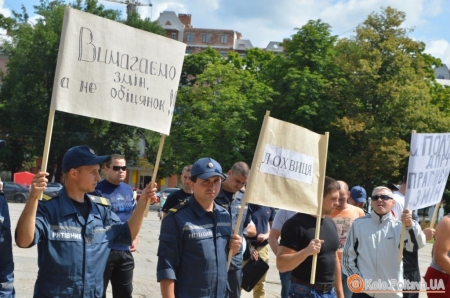 Полтавские спасатели пришли к ОГА и требуют нормальной зарплаты