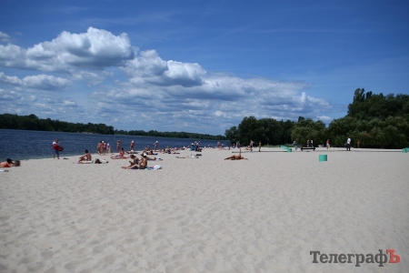 Хоть и осень, а на центральном пляже Кременчуга купаться можно