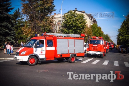 В Кременчуге на площади Победы тушили автомобиль и устраивали "пенную вечеринку"