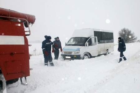 Де рятувальники із заметів діставали машини