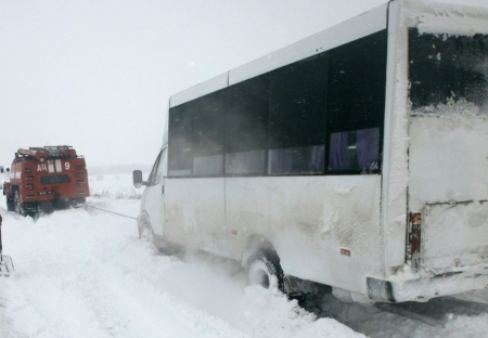 Де рятувальники із заметів діставали машини