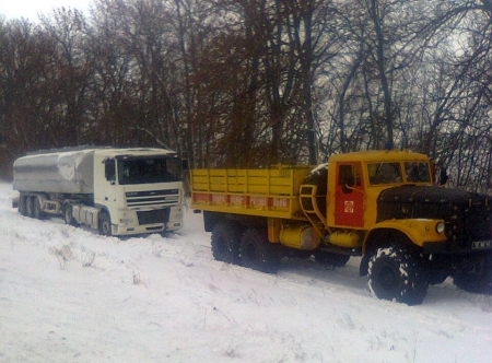 Де рятувальники із заметів діставали машини