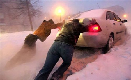 В Кременчуге водитель за день вытащил из снега 23 автомобиля