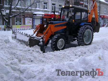 Сегодня коммунальники откапывают остановки в Кременчуге