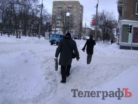 Сегодня коммунальники откапывают остановки в Кременчуге