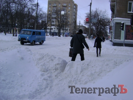 Сегодня коммунальники откапывают остановки в Кременчуге