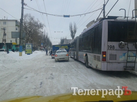 В центре Кременчуга застряла фура. Парализовано движение в сторону ж/д вокзала