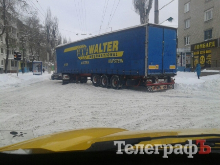 В центре Кременчуга застряла фура. Парализовано движение в сторону ж/д вокзала