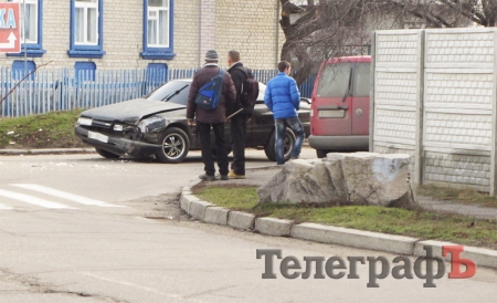 В Кременчуге на остановке маршрутки произошла авария – чудом не пострадала женщина