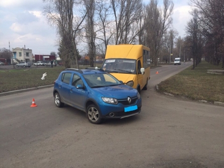 В Кременчуге на Молодежном маршрутка столкнулась с легковушкой