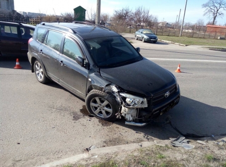 Кременчужанка на Toyota врезалась в электроопору