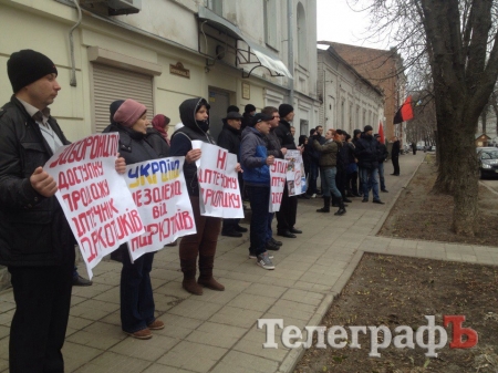 В Полтаве активисты и Правый сектор требуют остановить продажу "аптечных наркотиков"