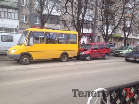 ДТП на Пролетарской: легковушка врезалась в маршрутку