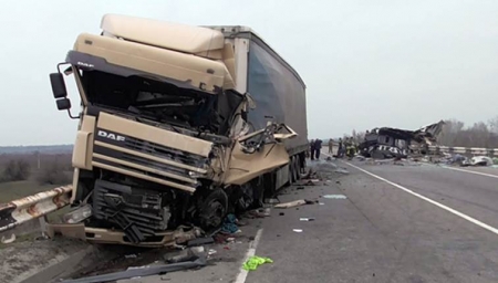 На Полтавщине в ДТП погибли 8 человек – микроавтобус столкнулся с фурой