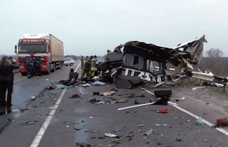 На Полтавщине в ДТП погибли 8 человек – микроавтобус столкнулся с фурой