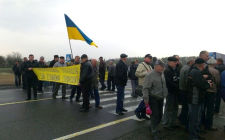 На Полтавщине чернобыльцы в третий раз перекрывают трассу