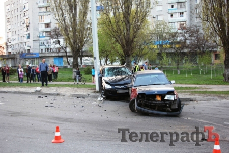 В Кременчуге авто после ДТП отбросило на остановку: пострадала 19-летняя девушка