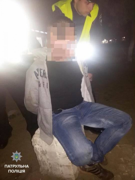 Кременчугские патрульные задержали вооруженного грабителя, который напал на таксиста