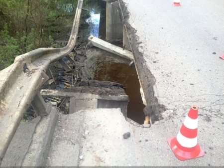 На Полтавщине на трассе частично обвалился мост