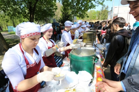 "Зелёная толока" в Кременчуге завершилась полуторачасовой уборкой "Приднепровского" парка