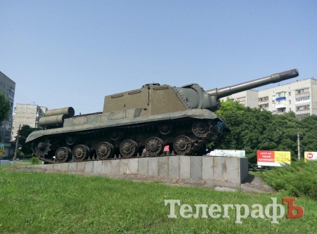 На кременчугском «танке» на Пивзаводе неизвестные закрасили украинский герб и флаг