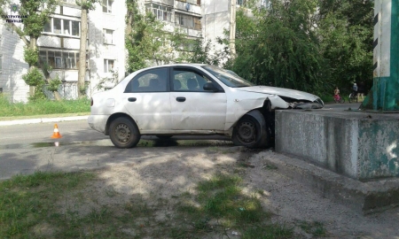 У Кременчуці п’яний водій влетів у бетонну опору  білборду