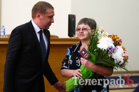 Кременчужанці Надії Алєксєєнко вручили знак «Мати-героїня»