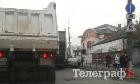 В Кременчуге у вокзала пробка – грузовик примял к борту легковушку