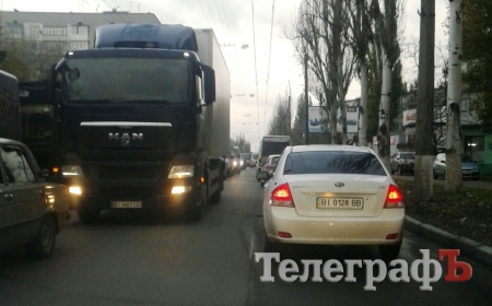 В Кременчуге у вокзала пробка – грузовик примял к борту легковушку