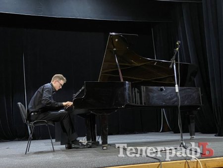 Гармонія клавіш: у кременчуцькому палаці культури пройшов вечір фортепіанної музики