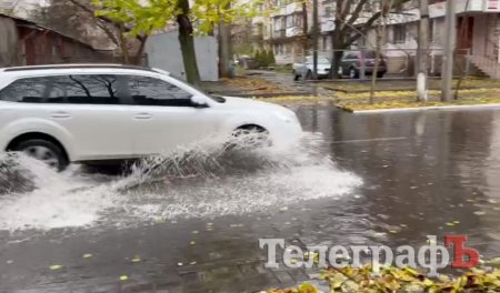 «Велика вода» у центрі Кременчука: дороги та тротуари міста заливає дощем