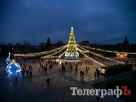 У Кременчуці засяяла головна новорічна ялинка міста