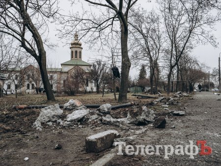 24.12.2024 У Кременчуці почали демонтовувати паркан навколо Троїцької церкви.